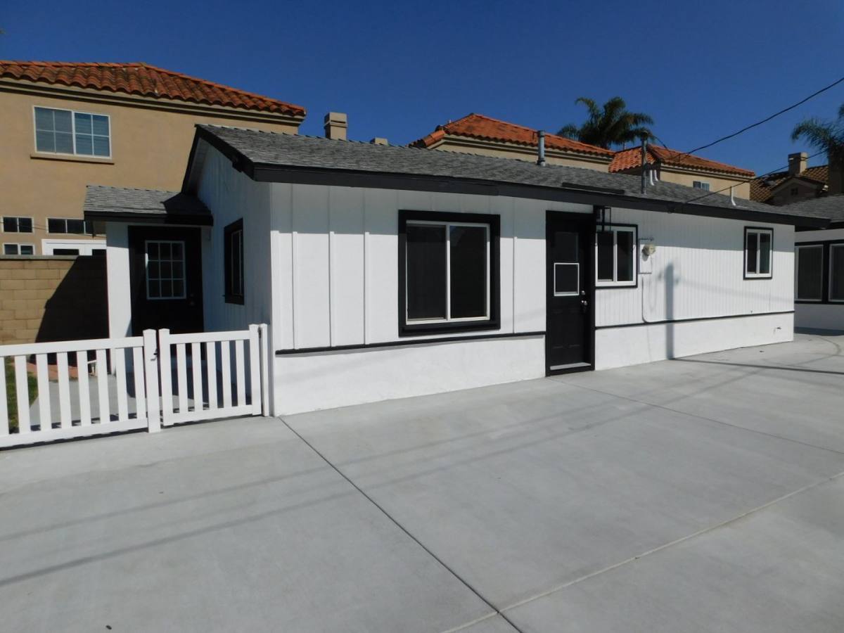 Apartment for rent at 190-192 Albert Place, Costa Mesa, CA 92627