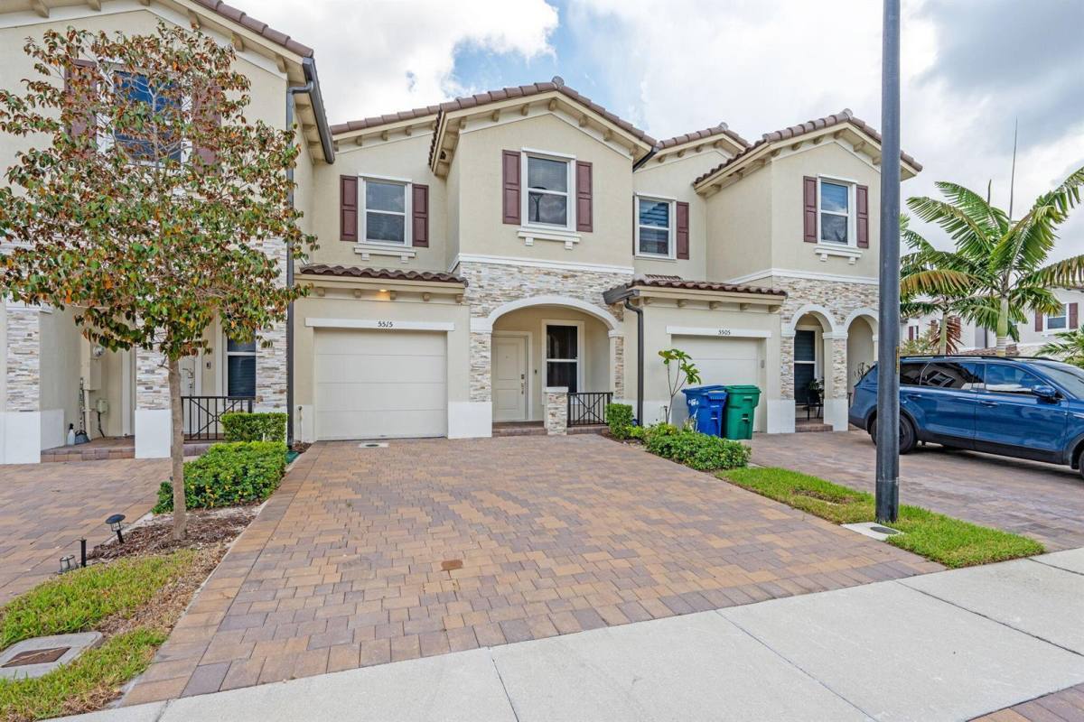 Townhouse for rent at 5515 NW 27th St Lauderhill, Fort Lauderdale, FL 33313