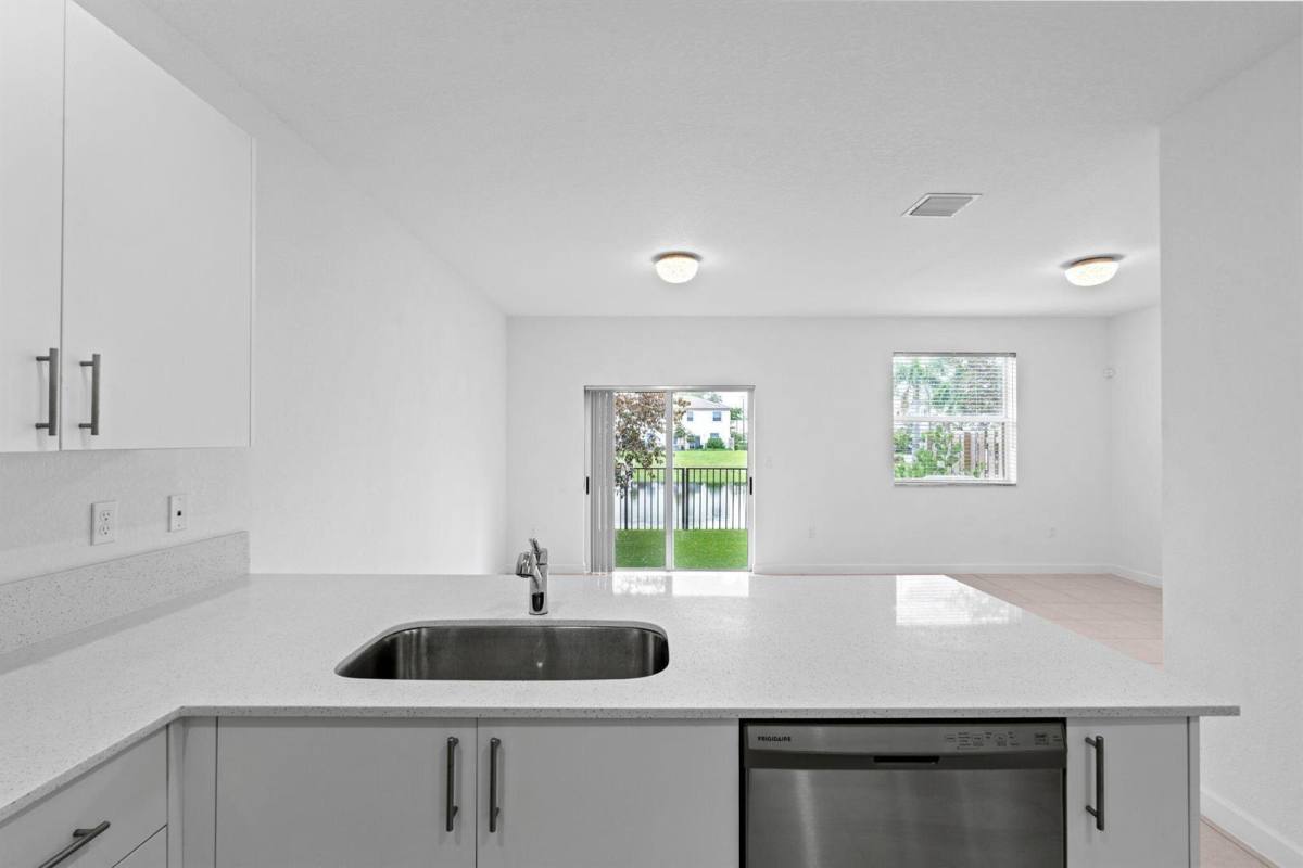 Townhouse for rent at 5515 NW 27th St Lauderhill, Fort Lauderdale, FL 33313