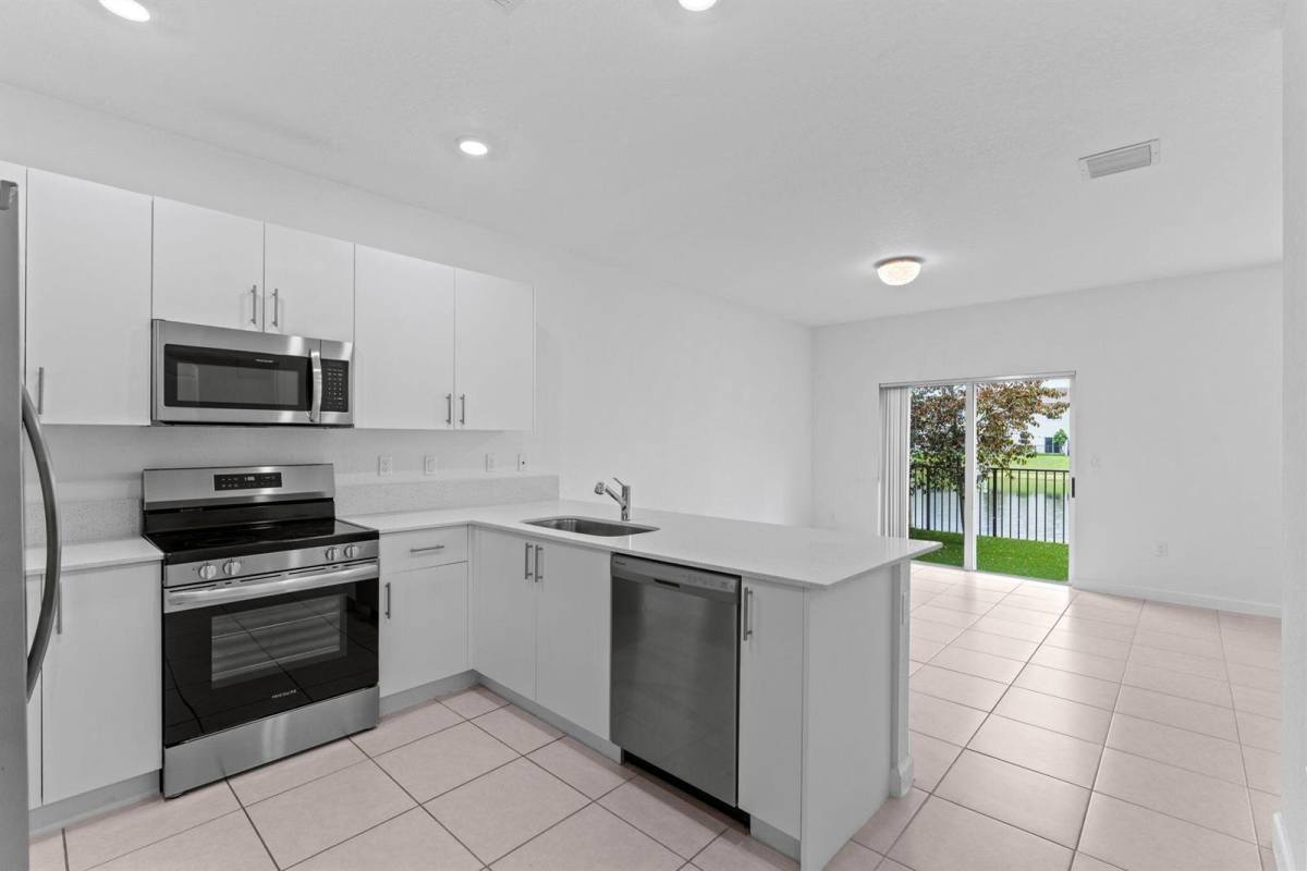 Townhouse for rent at 5515 NW 27th St Lauderhill, Fort Lauderdale, FL 33313
