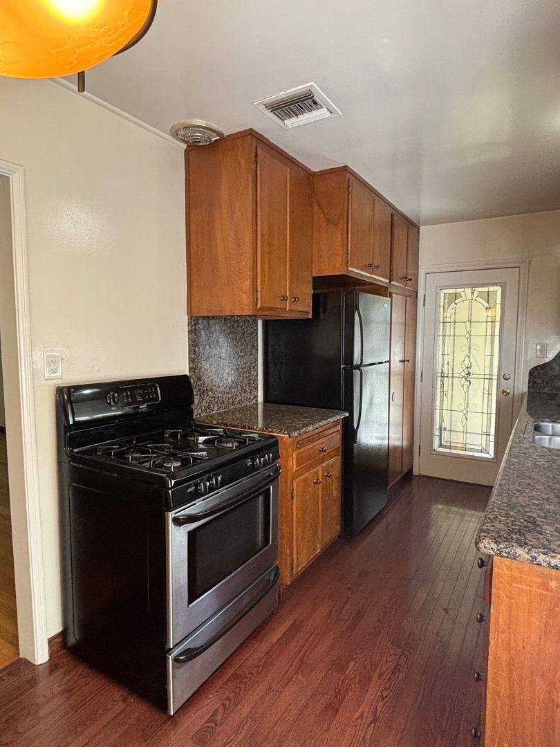 Apartment for rent at 5281 El Prado Ave, Long Beach, CA 90815