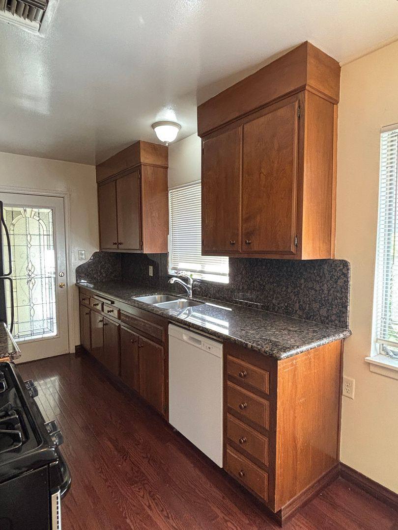 Apartment for rent at 5281 El Prado Ave, Long Beach, CA 90815
