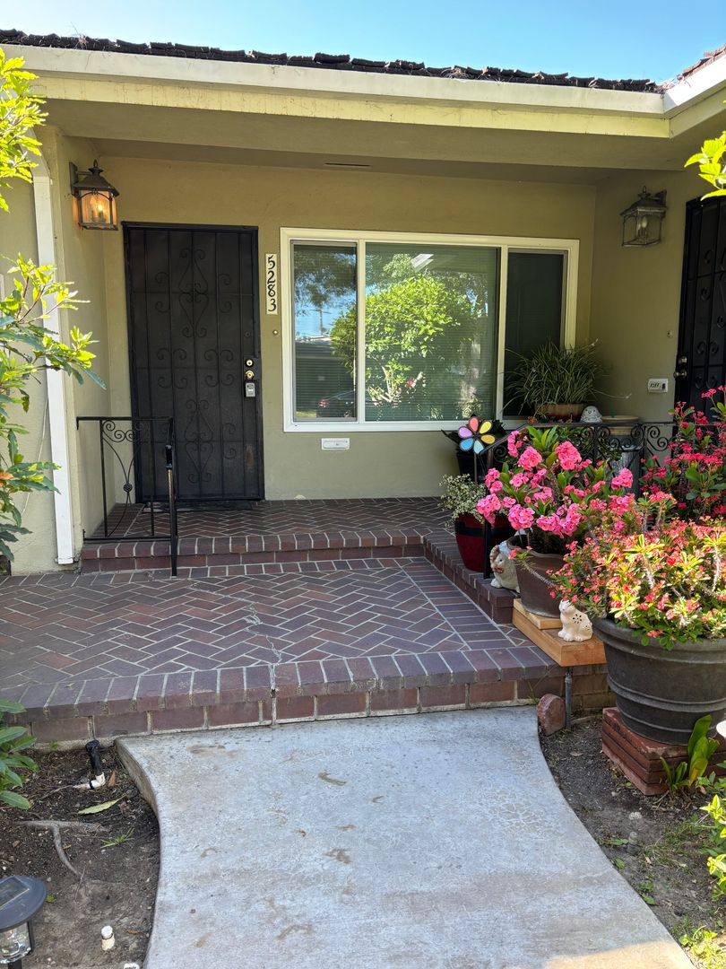 Apartment for rent at 5281 El Prado Ave, Long Beach, CA 90815