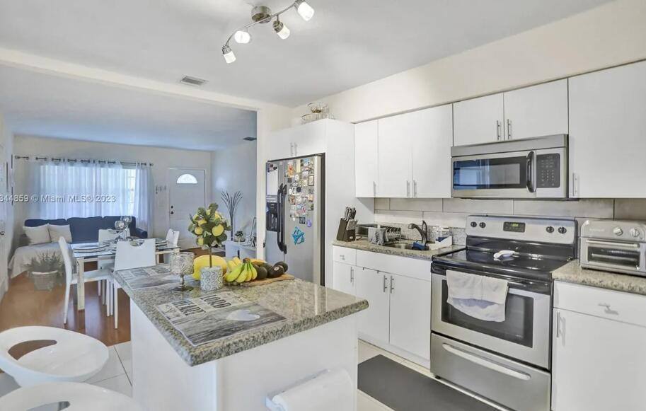 House for rent at 2552 Wiley St, Hollywood, FL 33020