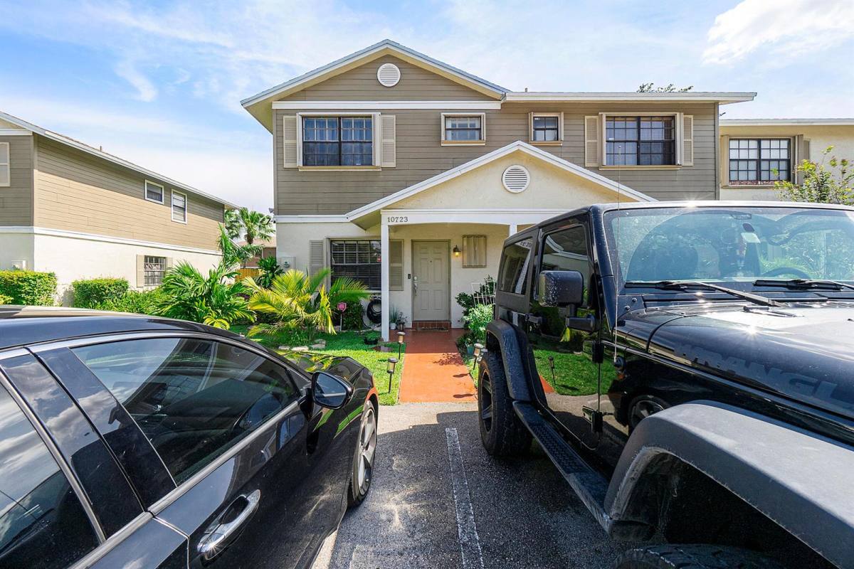 Townhouse for rent at 10723 NW 10th St Pembroke Pines, Hollywood, FL 33026