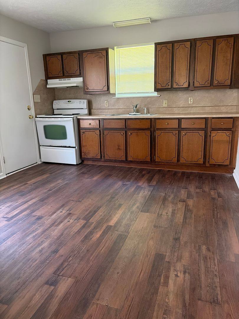 House for rent at 40 Monroe Ave, Jackson, TN 38301