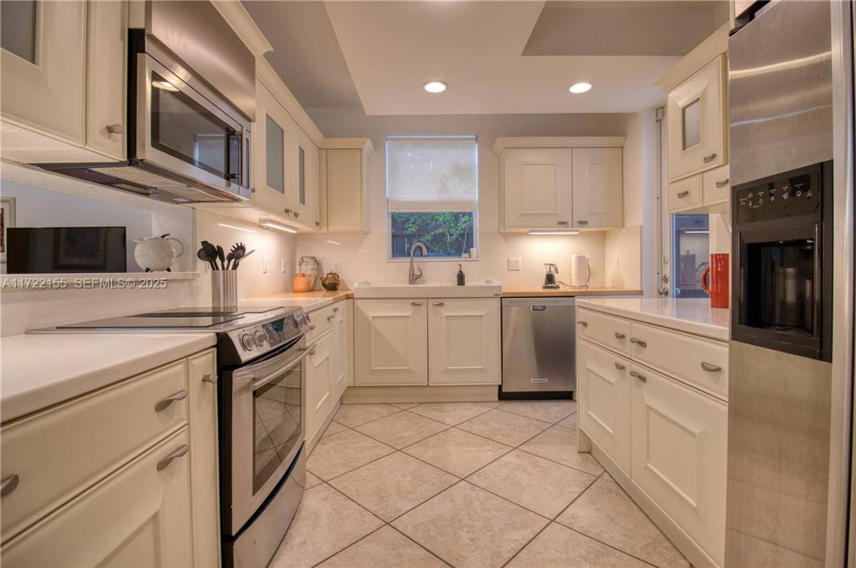 House for rent at 2200 Lincoln Ave, Miami, FL 33133