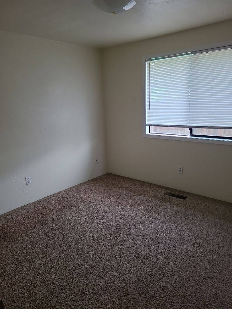 House for rent at 3048 Cheltenham Way, Medford, OR 97504