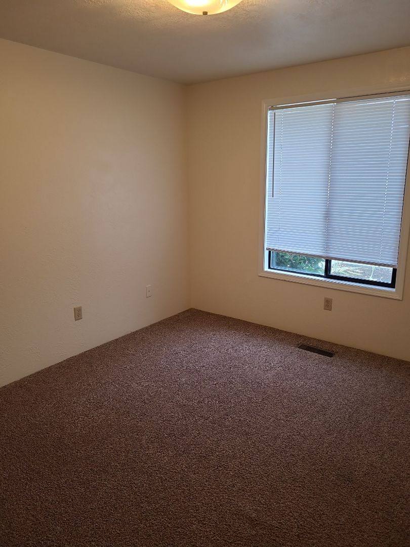 House for rent at 3048 Cheltenham Way, Medford, OR 97504