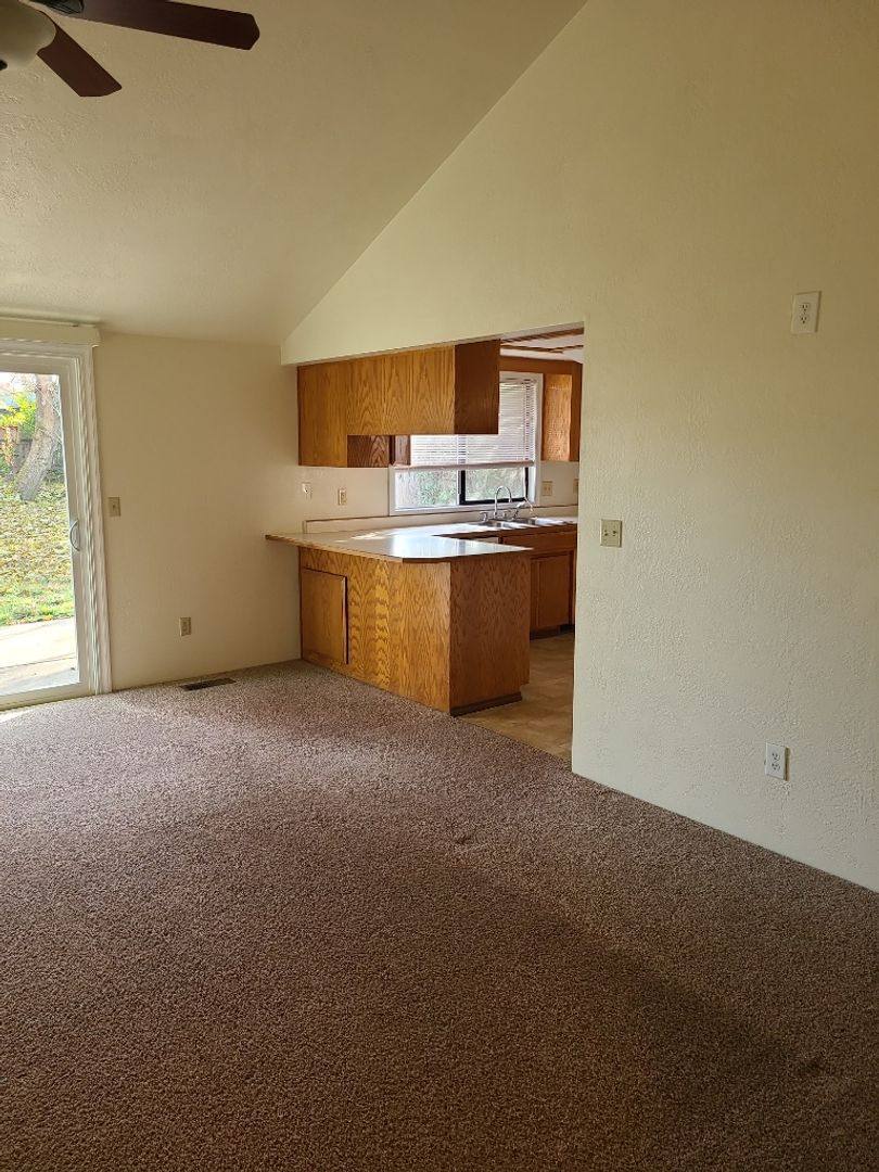 House for rent at 3048 Cheltenham Way, Medford, OR 97504
