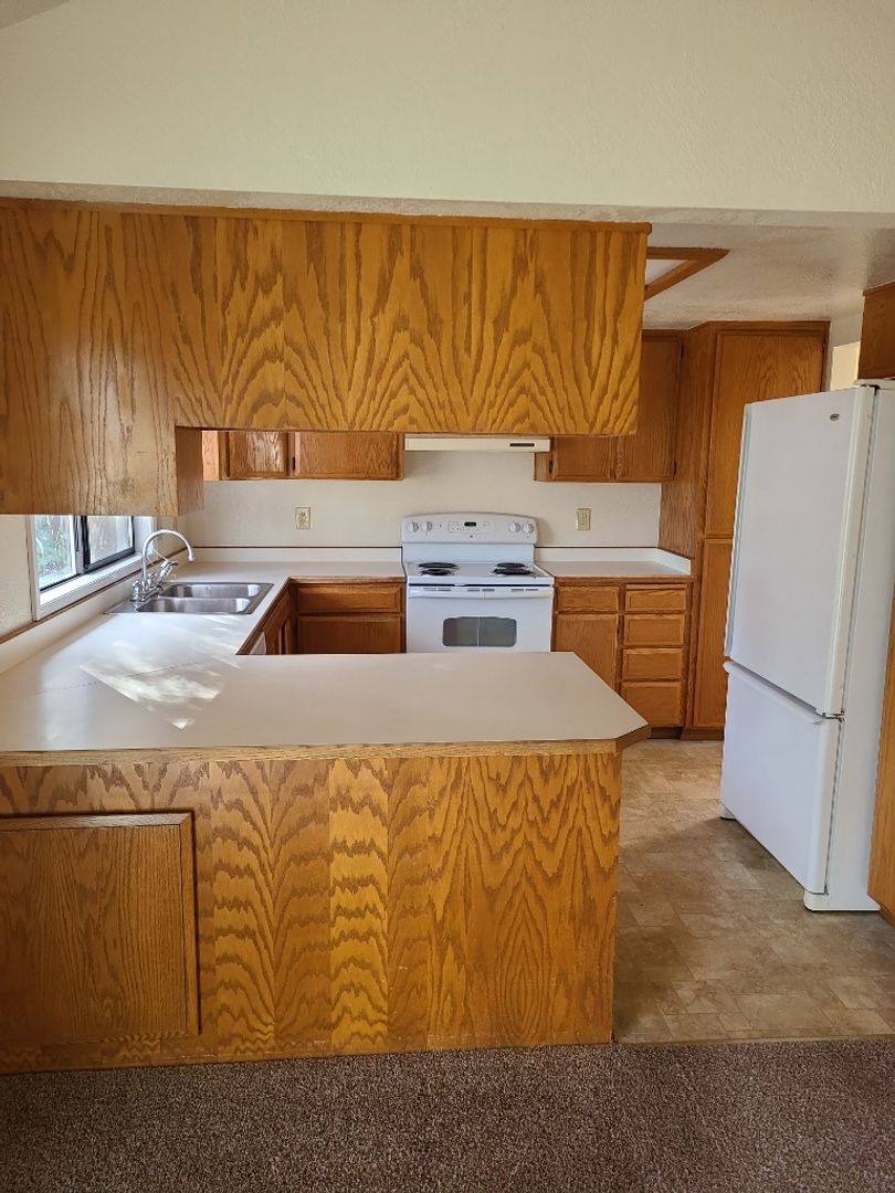 House for rent at 3048 Cheltenham Way, Medford, OR 97504