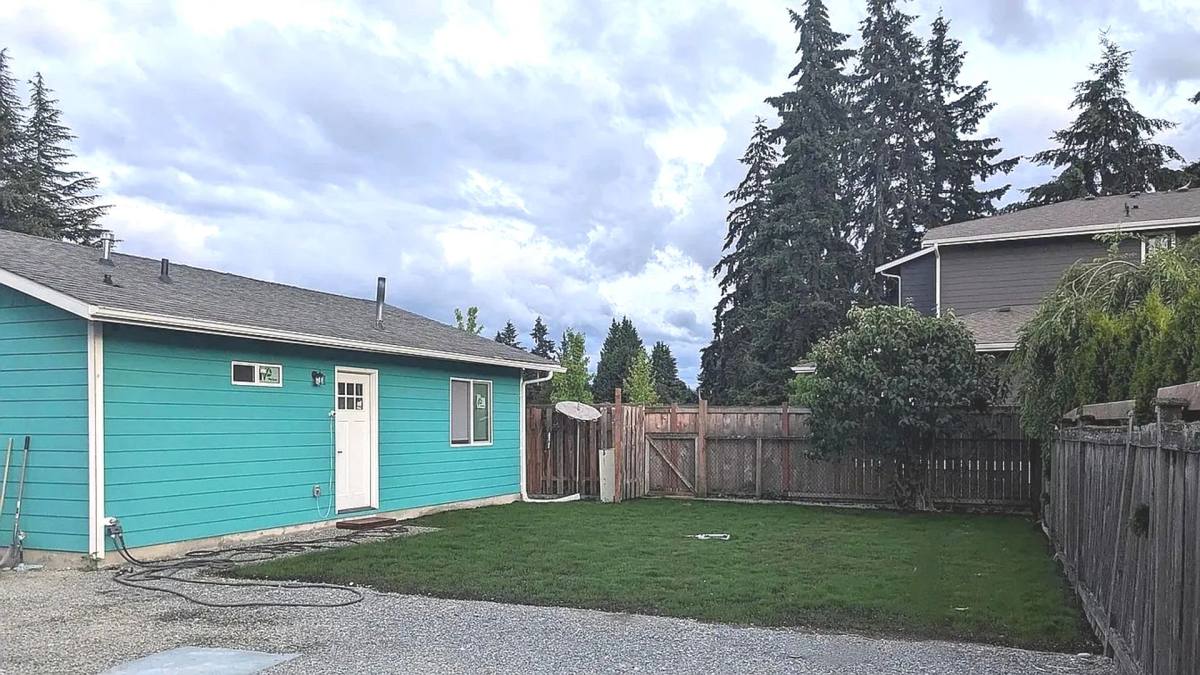Apartment for rent at 2401 NE 27th St, Renton, WA 98056