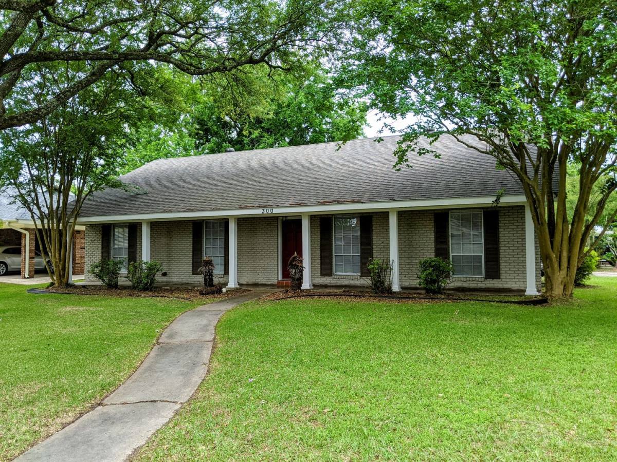 House for rent at 300 Highland Dr, Lafayette, LA 70506