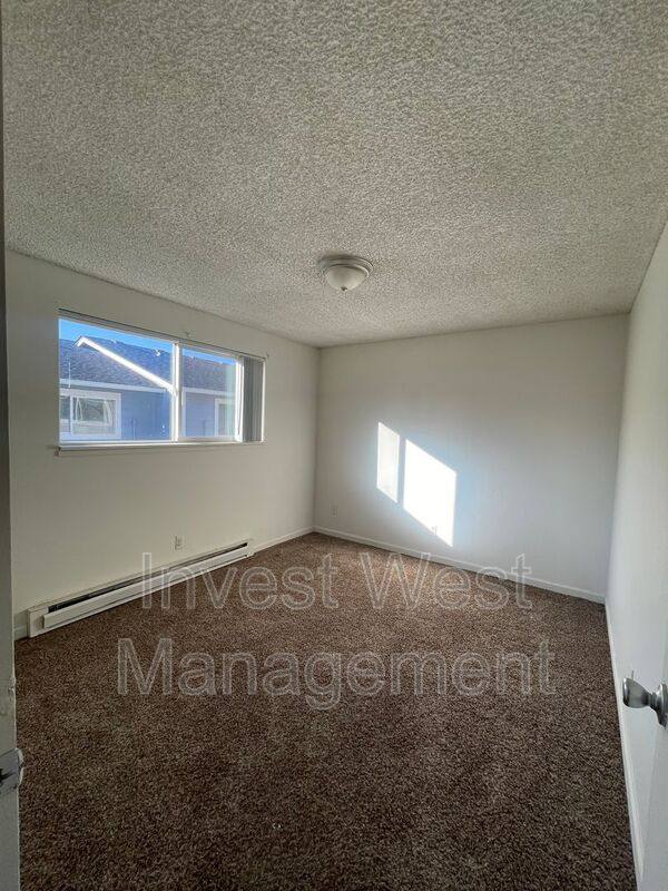 Apartment for rent at 944 33 Avenue-24, Longview, WA 98632