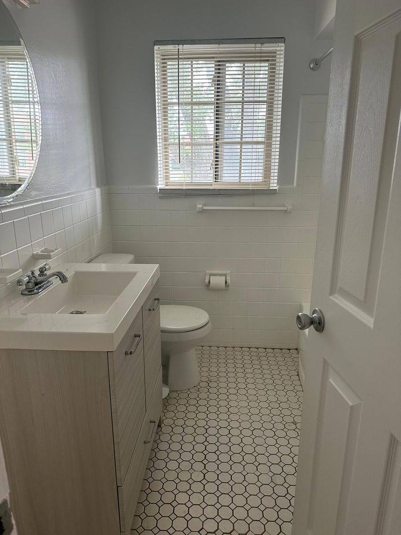 Apartment for rent at 2101 E Maple Rd, Birmingham, MI 48009
