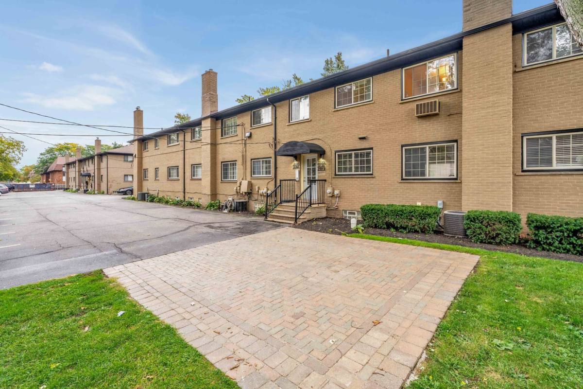 Apartment for rent at 2101 E Maple Rd, Birmingham, MI 48009