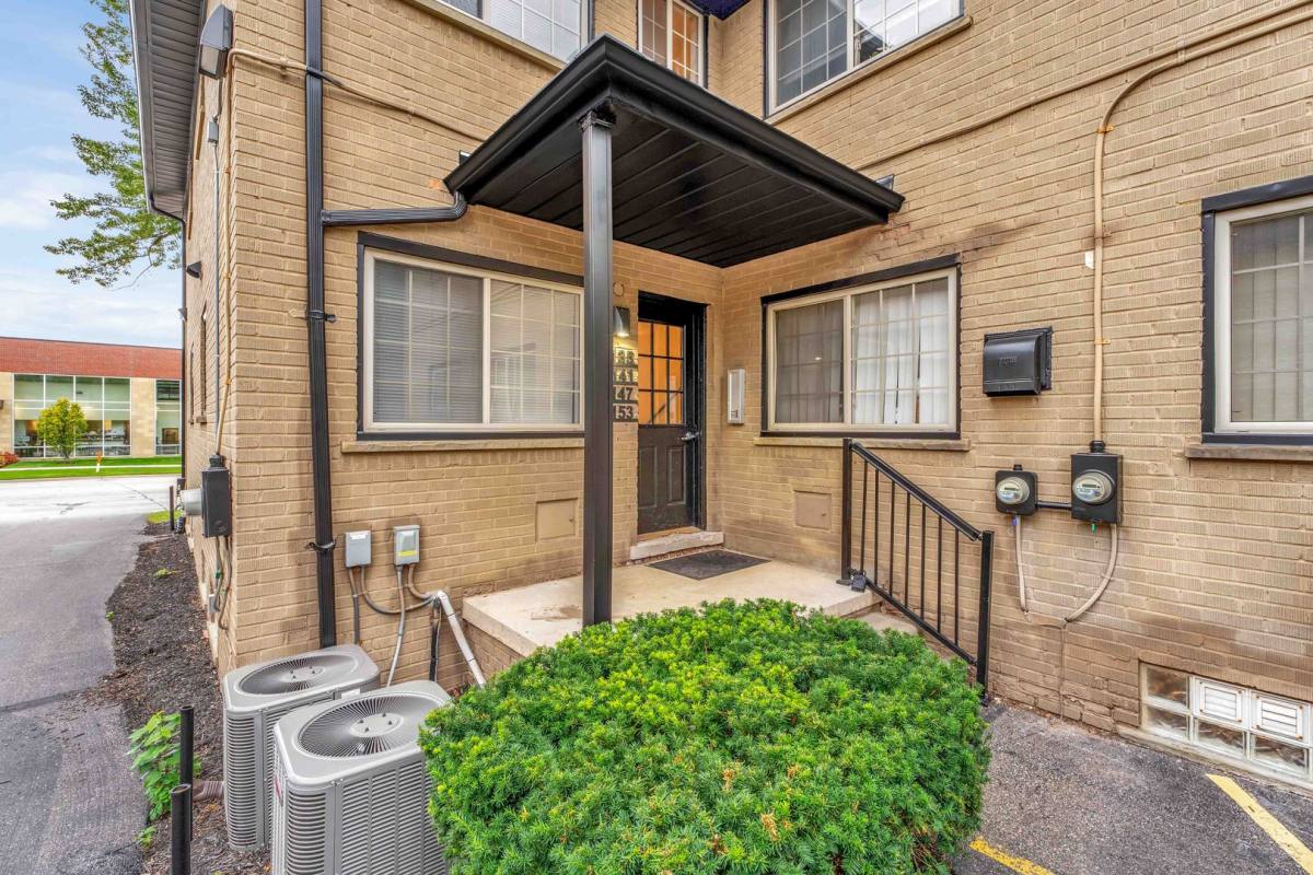 Apartment for rent at 2101 E Maple Rd, Birmingham, MI 48009