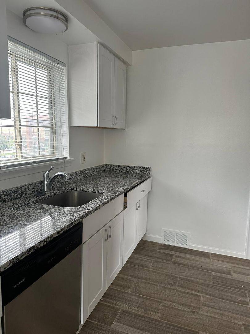 Apartment for rent at 2101 E Maple Rd, Birmingham, MI 48009