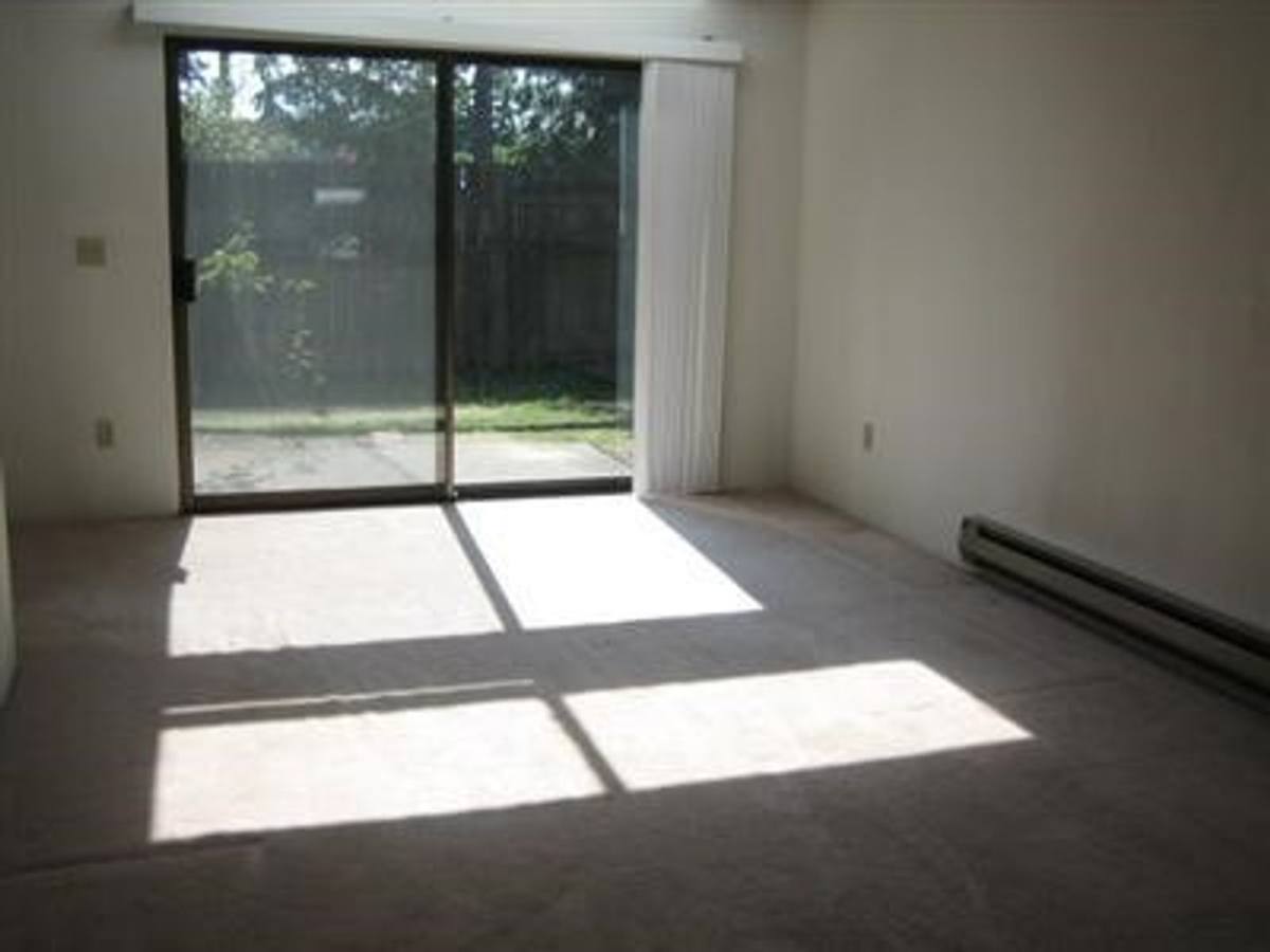 Townhouse for rent at 10135 NE 137th Place, Kirkland, WA 98034