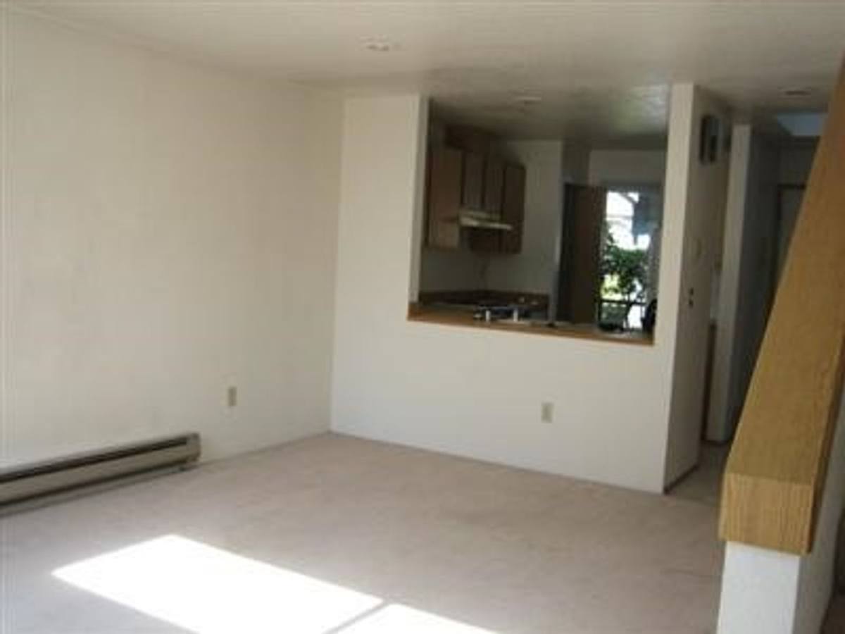 Townhouse for rent at 10135 NE 137th Place, Kirkland, WA 98034