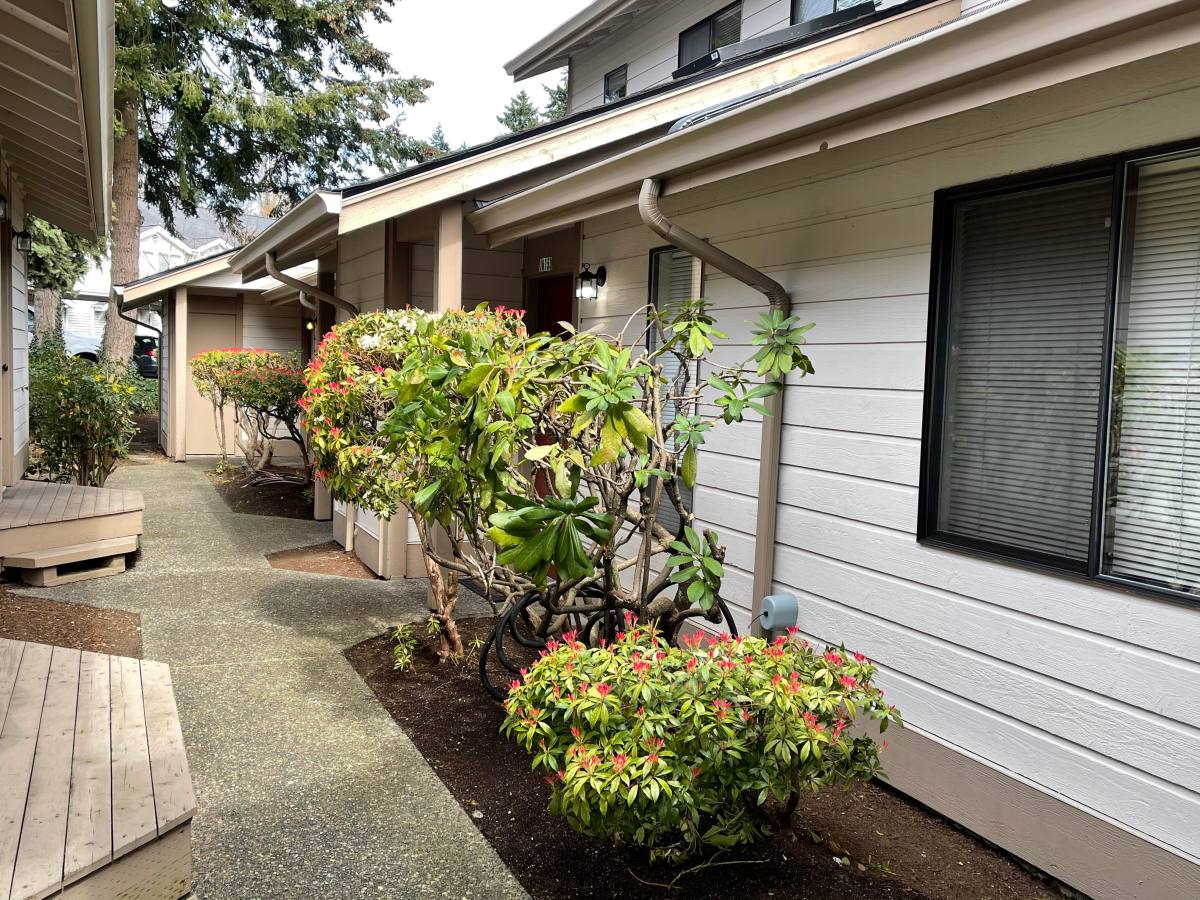 Townhouse for rent at 10135 NE 137th Place, Kirkland, WA 98034