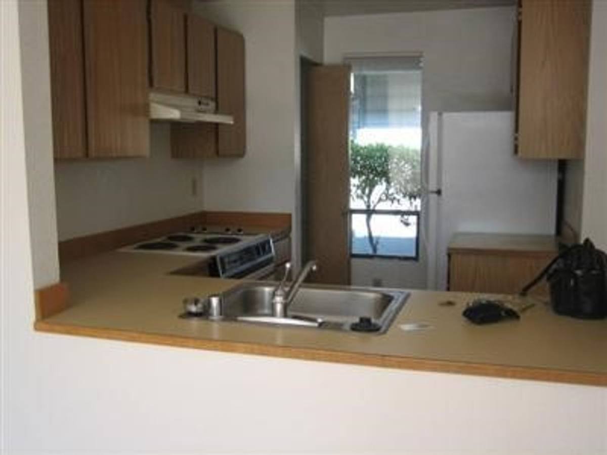 Townhouse for rent at 10135 NE 137th Place, Kirkland, WA 98034