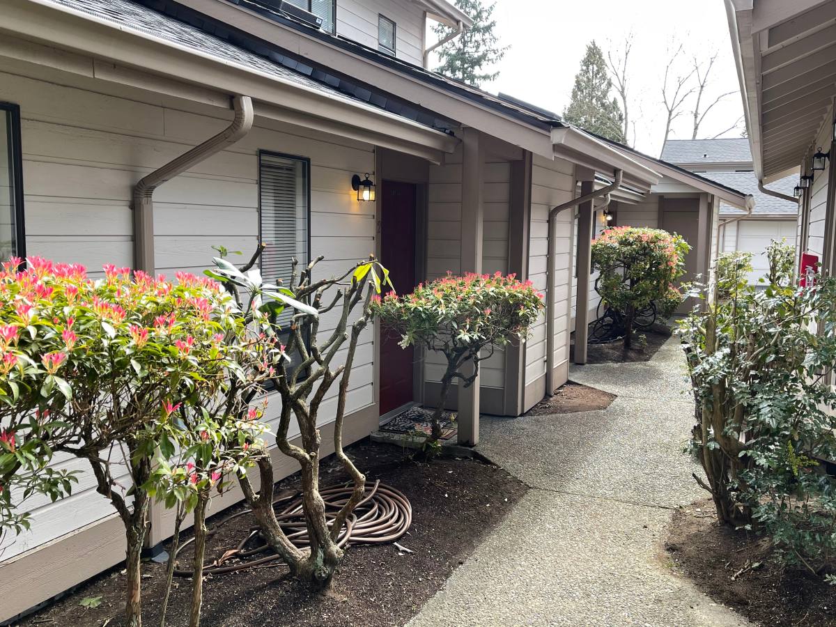 Townhouse for rent at 10135 NE 137th Place, Kirkland, WA 98034
