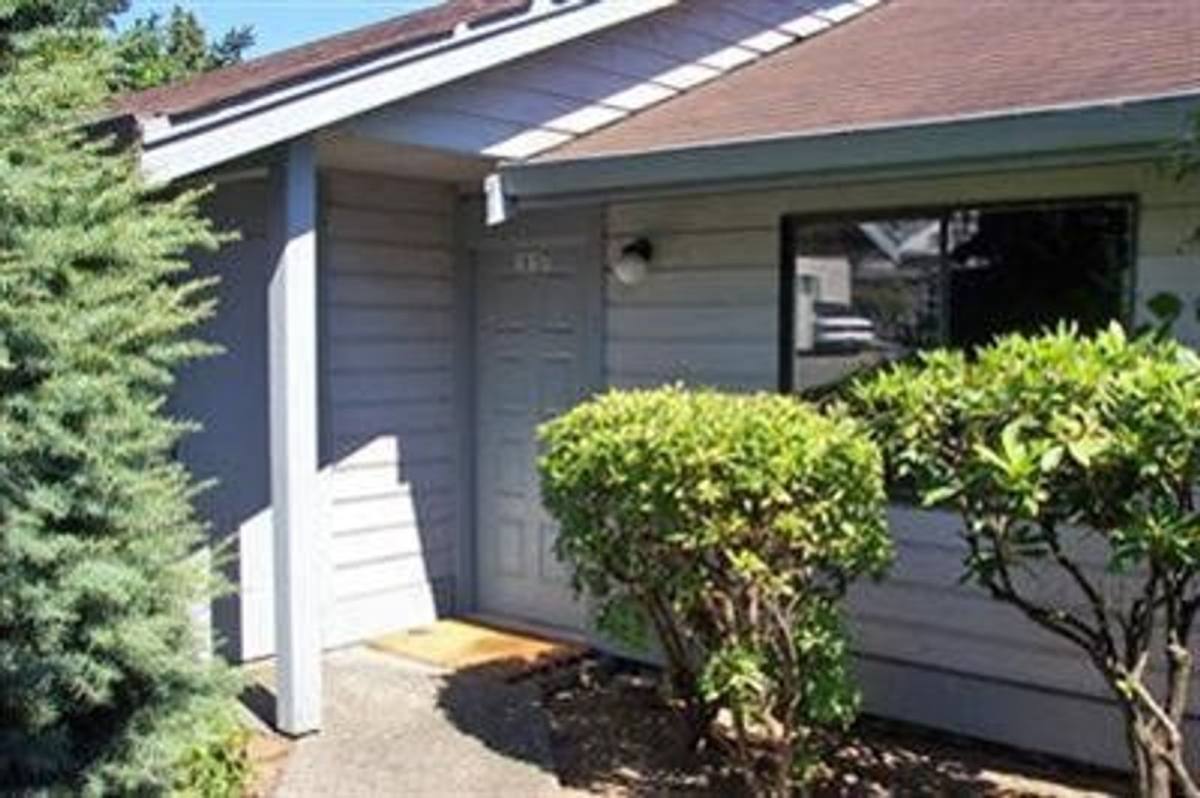 Townhouse for rent at 10135 NE 137th Place, Kirkland, WA 98034