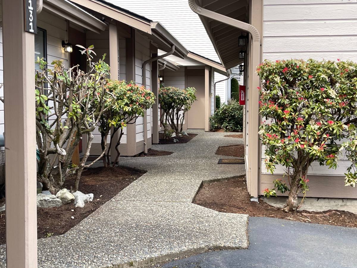 Townhouse for rent at 10135 NE 137th Place, Kirkland, WA 98034