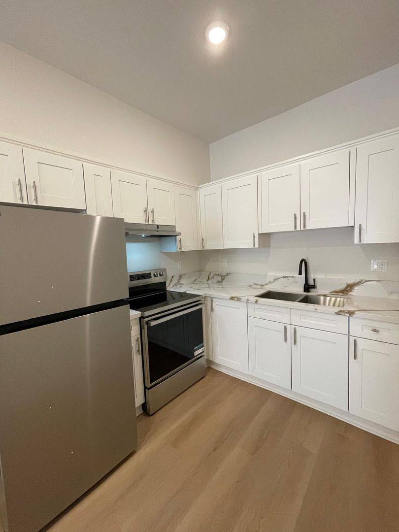 Apartment for rent at 4546 W 17th St, Los Angeles, CA 90019