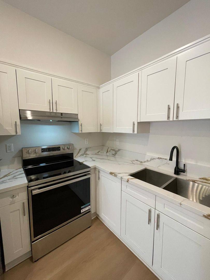 Apartment for rent at 4546 W 17th St, Los Angeles, CA 90019