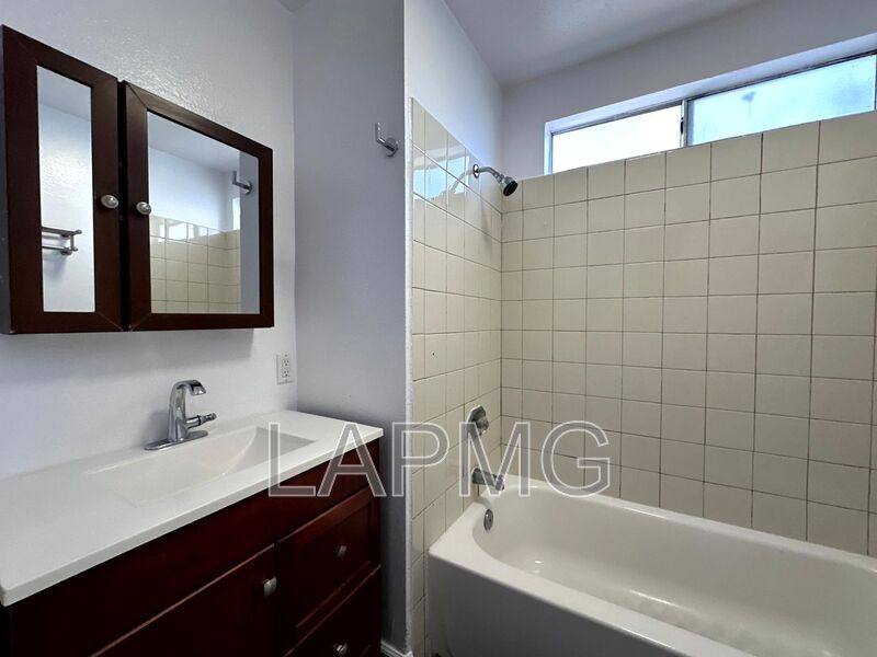 House for rent at 432 N Kingsley Dr #4, Los Angeles, CA 90004