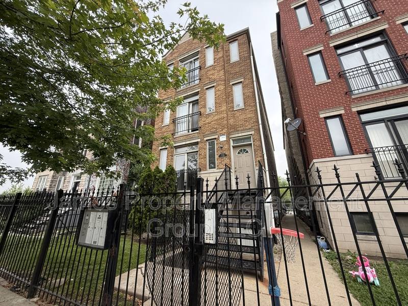 Apartment for rent at 3112 W Monroe St #1, Chicago, IL 60612