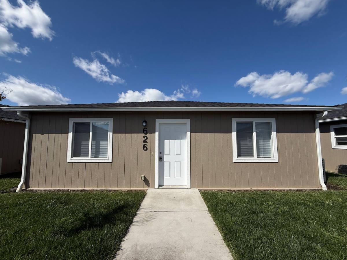 Apartment for rent at 634 Colinwood Court, Medford, OR 97501