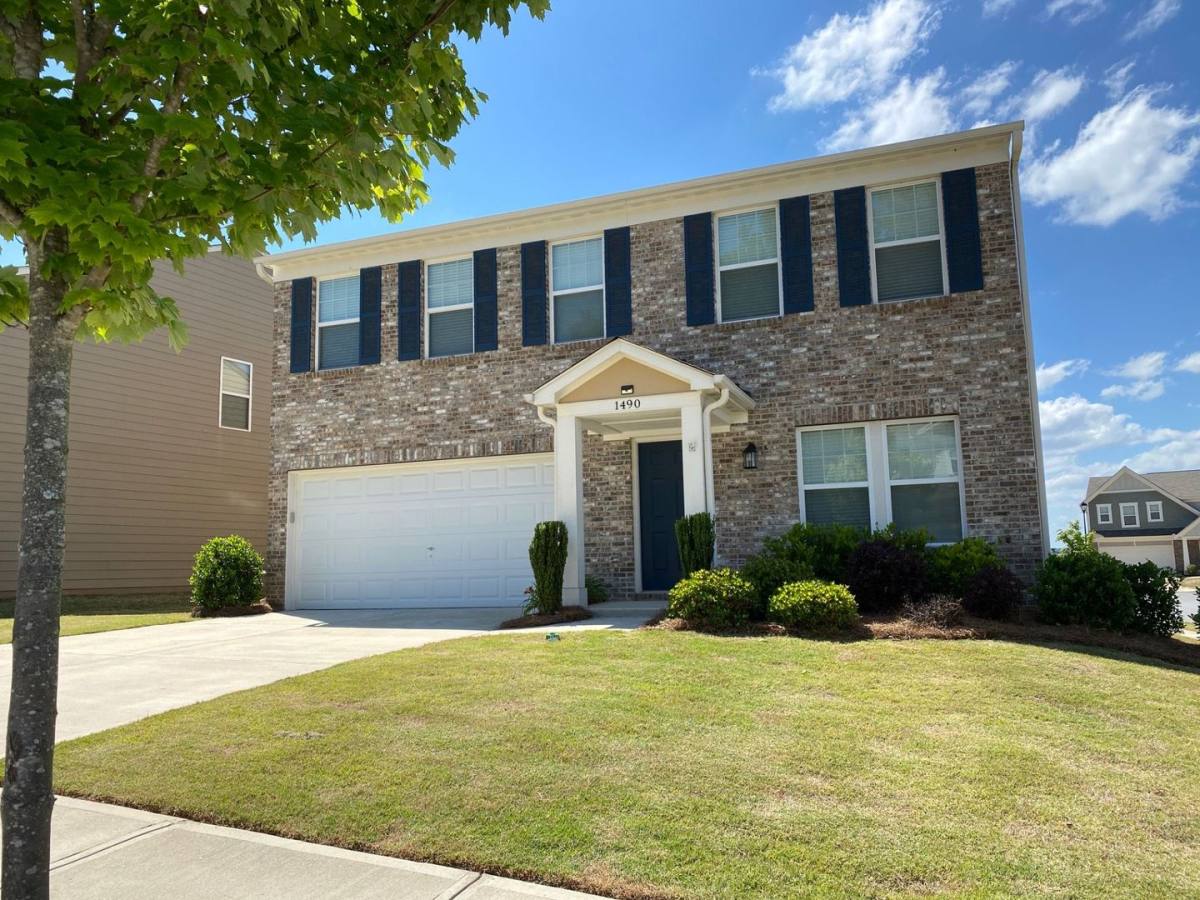 House for rent at 1490 Avalon Creek Rd, Buford, GA 30518