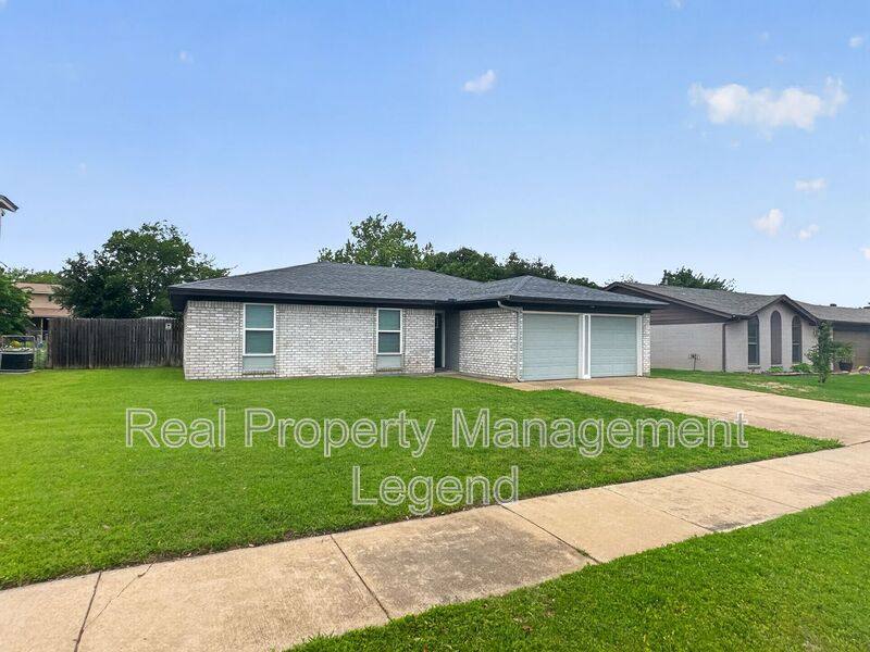 House for rent at 109 N Heights Dr, Crowley, TX 76036