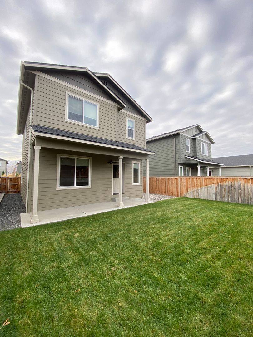 Townhouse for rent at 430 S Kansas Loop, East Wenatchee, WA 98802