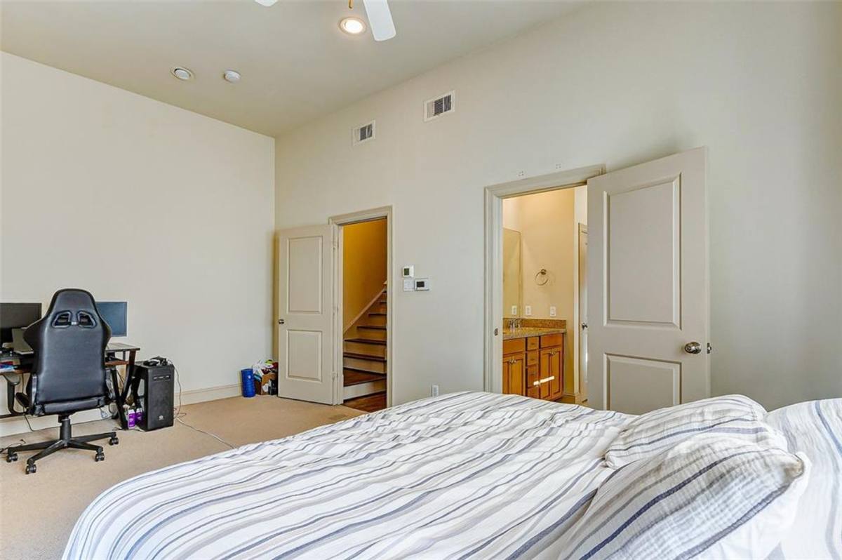 Townhouse for rent at 1922 Winter St, Houston, TX 77007