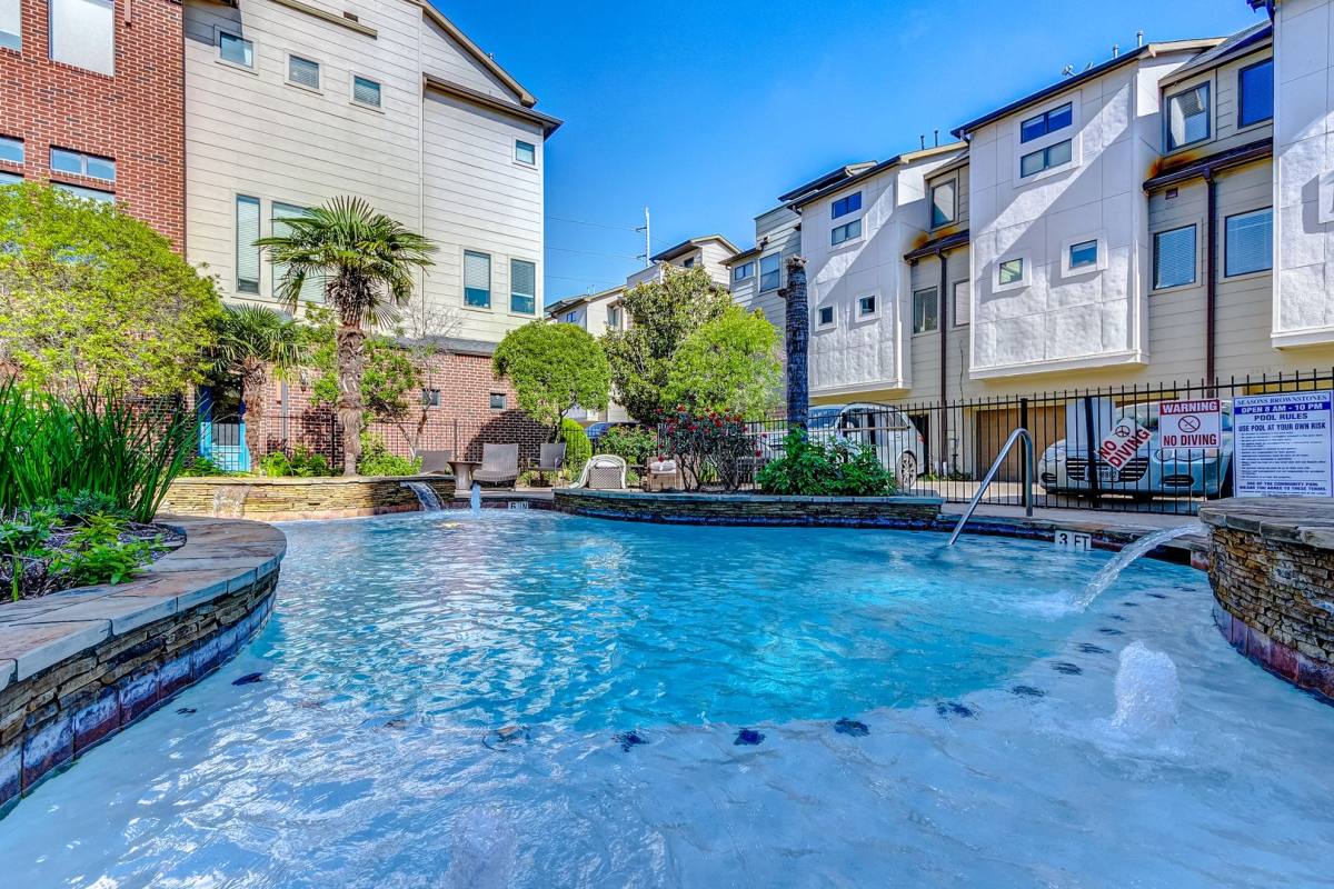 Townhouse for rent at 1922 Winter St, Houston, TX 77007