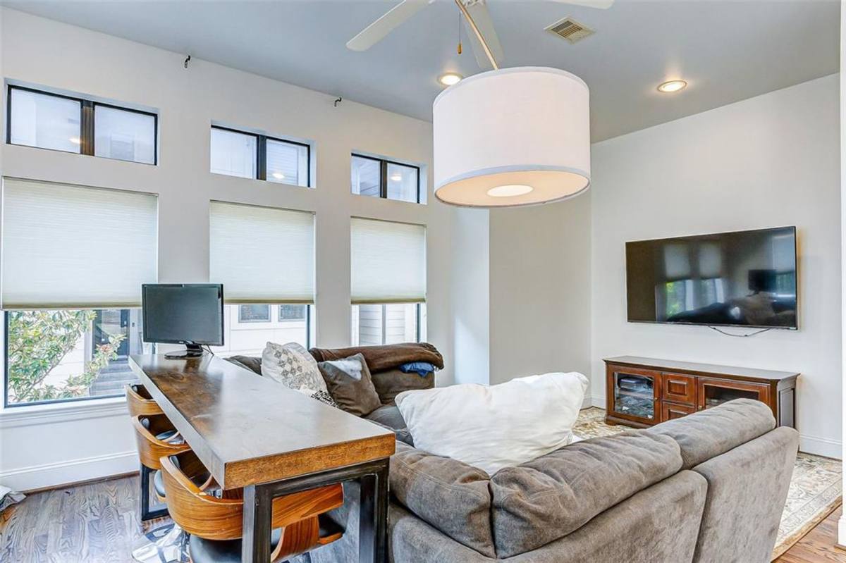 Townhouse for rent at 1922 Winter St, Houston, TX 77007
