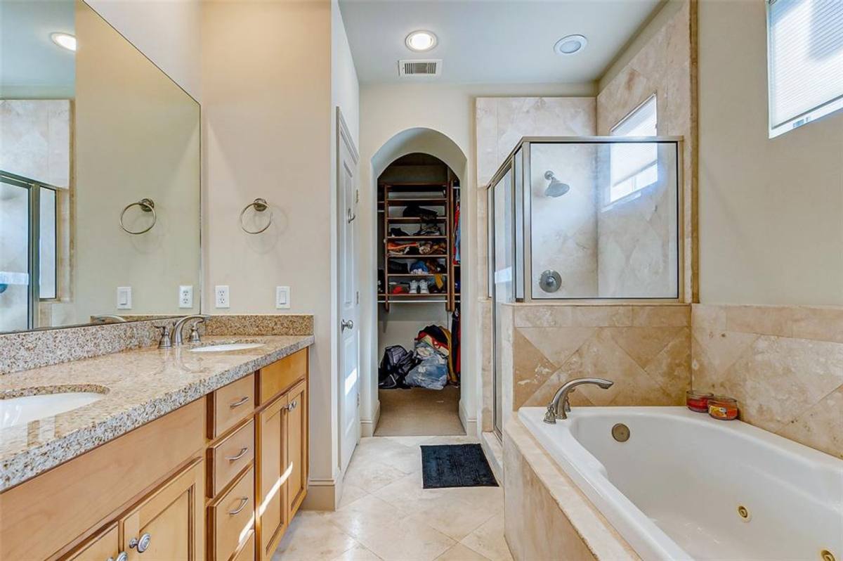 Townhouse for rent at 1922 Winter St, Houston, TX 77007
