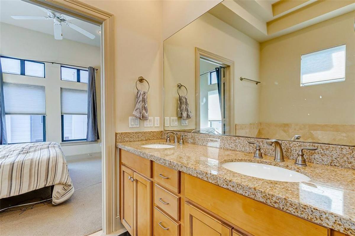Townhouse for rent at 1922 Winter St, Houston, TX 77007