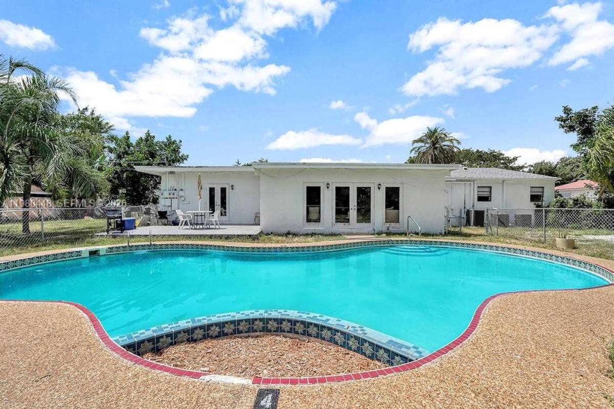 House for rent at 2417 Pierce St, Hollywood, FL 33020