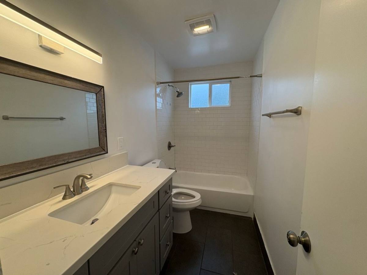 Apartment for rent at 445 Rose Ave, Long Beach, CA 90802