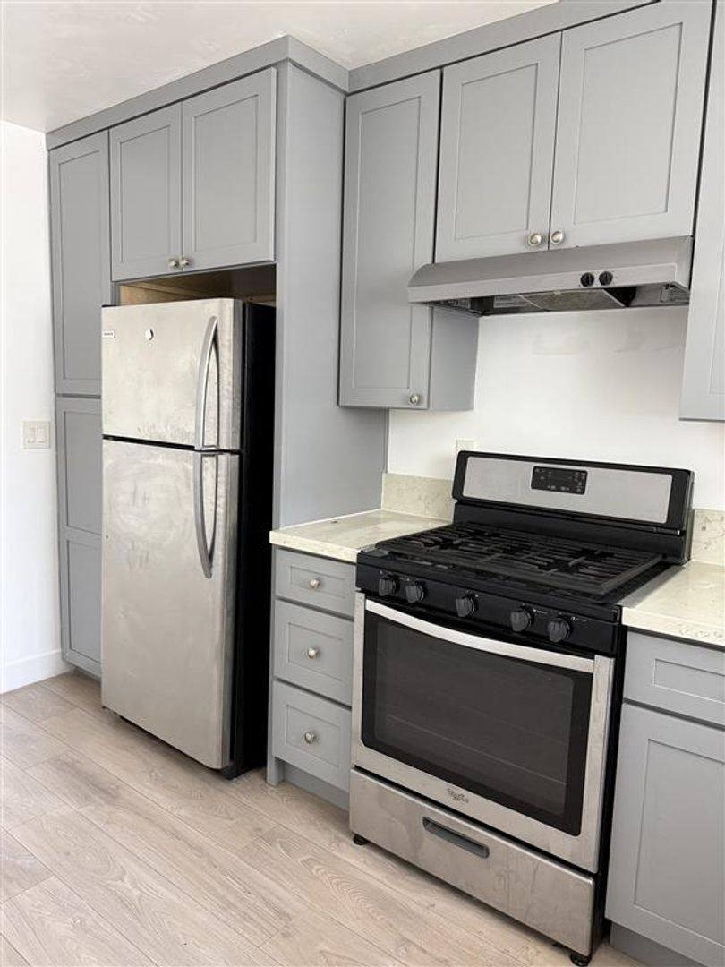 Apartment for rent at 445 Rose Ave, Long Beach, CA 90802