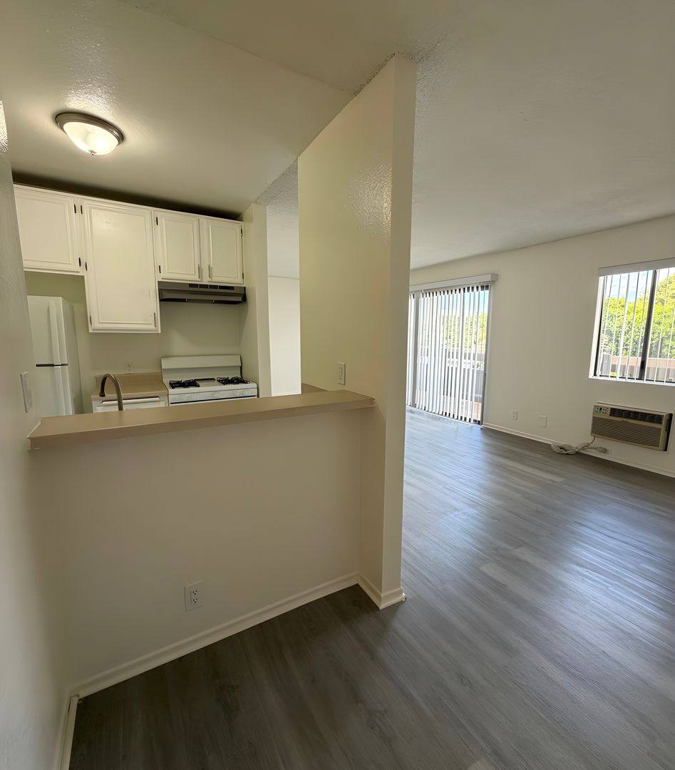 Apartment for rent at 9929 Sepulveda Blvd, Mission Hills, CA 91345