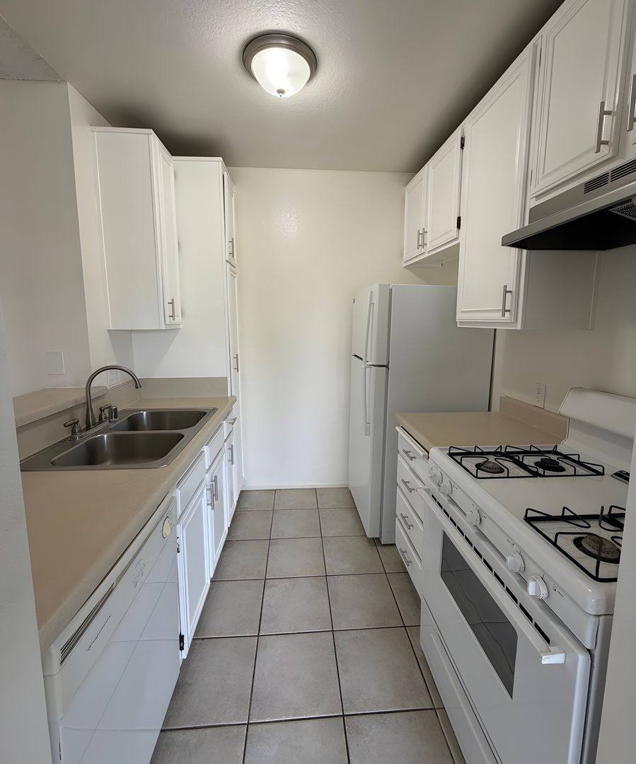 Apartment for rent at 9929 Sepulveda Blvd, Mission Hills, CA 91345