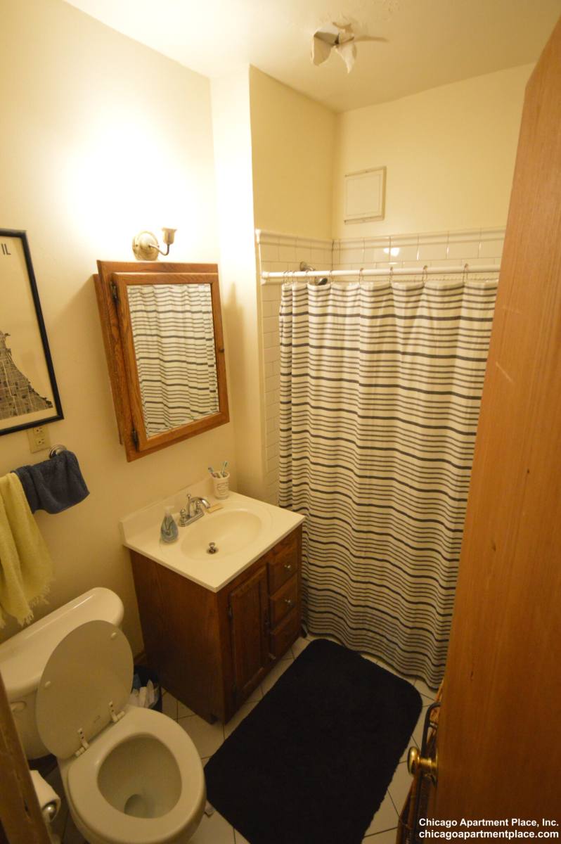 Apartment for rent at 852 W Waveland Ave #2, Chicago, IL 60613