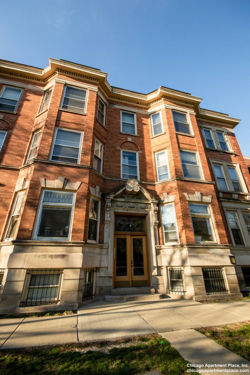 Apartment for rent at 852 W Waveland Ave #2, Chicago, IL 60613