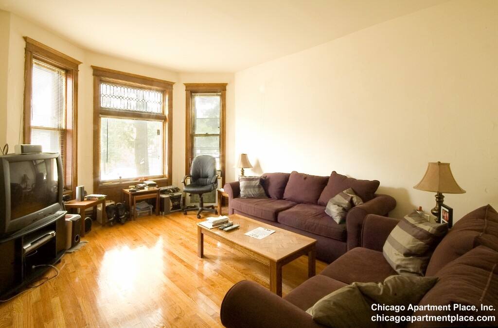 Apartment for rent at 850 W Waveland Ave #1, Chicago, IL 60613
